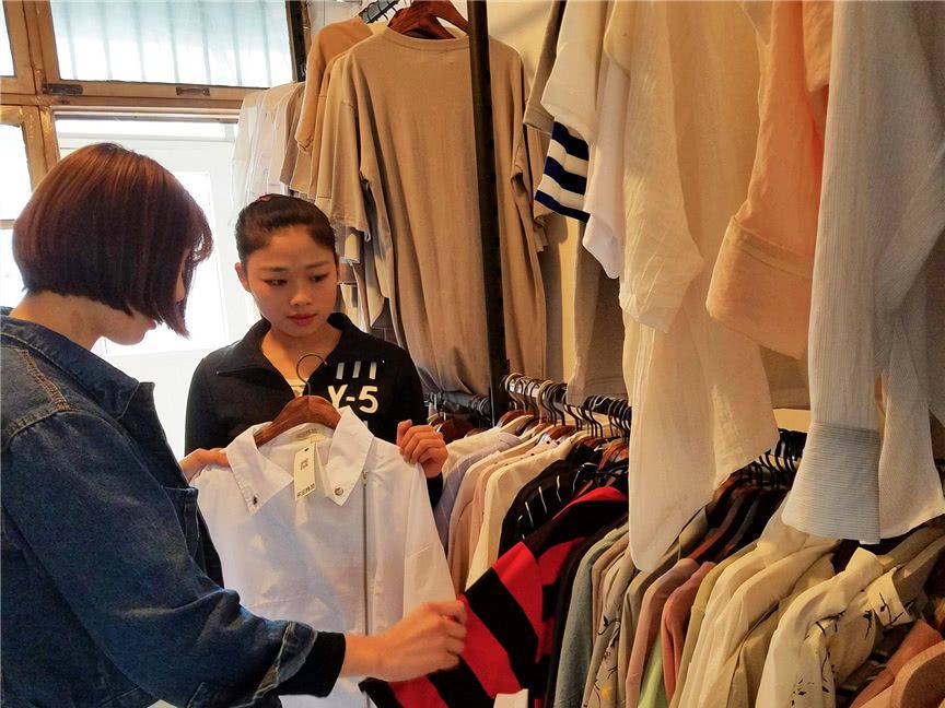 品牌女装尾货店销售员面对顾客讨价还价怎么办